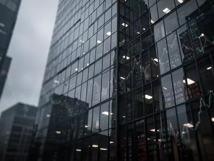 Abstrakte Darstellung einer modernen Bürofassade in düsterer, marktbeeinflusster Atmosphäre. - Foto: über boerse-global.de