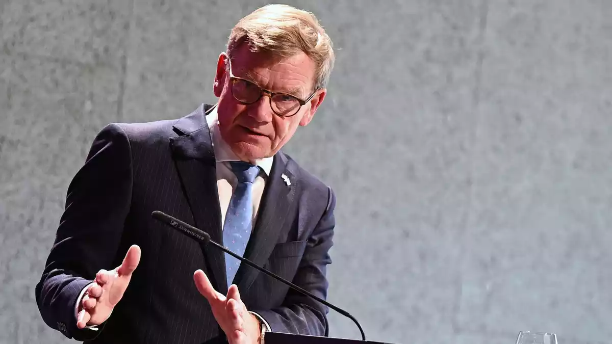 Klar in der Kritik, zögerlich bei den Konsequenzen: Der Außenminister bewertet in der Schweiz die Äußerungen des israelischen Polizeiministers. - Bild: Lilli Förter/dpa