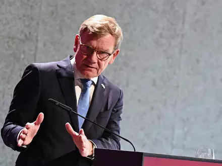 Klar in der Kritik, zögerlich bei den Konsequenzen: Der Außenminister bewertet in der Schweiz die Äußerungen des israelischen Polizeiministers. - Foto: Lilli Förter/dpa