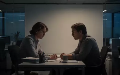 Erschöpfter Arbeitnehmer an einem Schreibtisch in einem Büro bei Dämmerlicht, der die Belastung durch unregelmäßige Arbeitszeiten symbolisiert. - Foto: über boerse-global.de