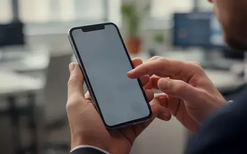 Nahaufnahme einer Person, die ein Smartphone in der Hand hält, während sie den Bildschirm betrachtet. - Foto: über boerse-global.de