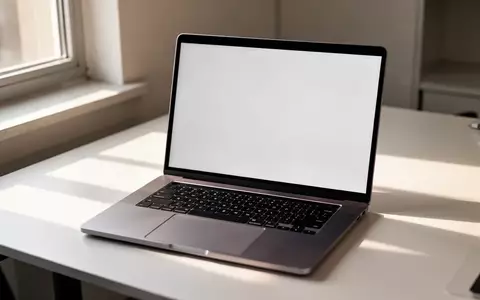Ein moderner, minimalistischer Arbeitsplatz mit einem Laptop auf einem Schreibtisch bei natürlichem Licht. - Foto: über boerse-global.de