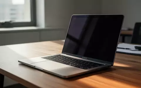 Ein moderner Laptop auf einem Schreibtisch in einem hellen Büro, der eine professionelle Arbeitsumgebung symbolisiert. - Foto: über boerse-global.de