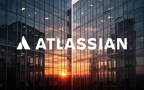Modernes Glasgebäude in der Morgensonne als Symbol für Wachstum und Investitionen im Technologiesektor. - Foto: über boerse-global.de