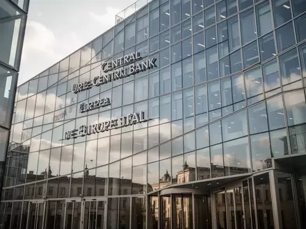 Moderne Architektur eines Bankgebäudes bei Tageslicht als Symbol für Finanzentscheidungen der EZB. - Foto: über boerse-global.de