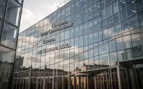 Moderne Architektur eines Bankgebäudes bei Tageslicht als Symbol für Finanzentscheidungen der EZB. - Foto: über boerse-global.de