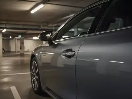 Ein modernes Auto in einer Tiefgarage, das die Sicherheitsaspekte schlüsselloser Zugangssysteme verdeutlicht. - Foto: über boerse-global.de
