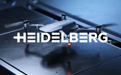 Eine technologische Drohne über einer metallischen Oberfläche, die industrielle Innovation symbolisiert. - Foto: über boerse-global.de