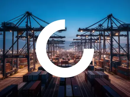 Moderne Container-Terminals mit Verladekränen bei Dämmerung - Foto: über boerse-global.de