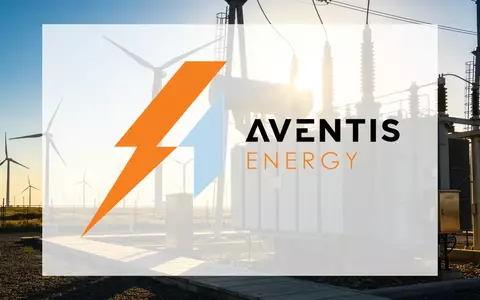 Moderne Windkraftanlagen und Energieinfrastruktur bei Sonnenuntergang als Symbol für Investitionen im Energiesektor. - Foto: über boerse-global.de