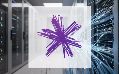 Moderne Telekommunikationsinfrastruktur mit Glasfaserkabeln und sanfter blauer Beleuchtung in einem Rechenzentrum. - Foto: über boerse-global.de