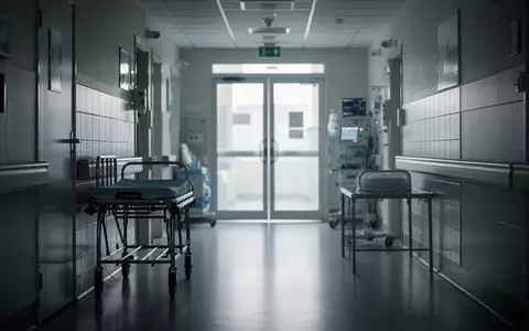 Ein leerer, steril wirkender Krankenhausflur mit einer Krankenliege in einer Klinik. - Foto: über boerse-global.de