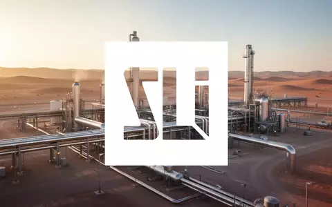 Moderne Industrieanlage zur Lithiumgewinnung in einer weiten Wüstenlandschaft bei Sonnenuntergang. - Foto: über boerse-global.de