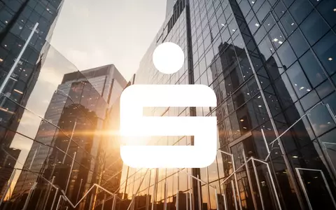 Moderne Glasfassade eines Bürogebäudes im Sonnenaufgang als Symbol für positives Marktwachstum. - Foto: über boerse-global.de