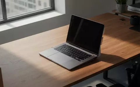 Ein moderner, minimalistischer Büroarbeitsplatz mit einem Laptop auf einem Holztisch bei natürlichem Lichteinfall. - Foto: über boerse-global.de
