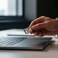 Nahaufnahme einer Hand, die einen physischen Sicherheitsschlüssel an einem Laptop verwendet, um sich authentifizieren. - Foto: über boerse-global.de