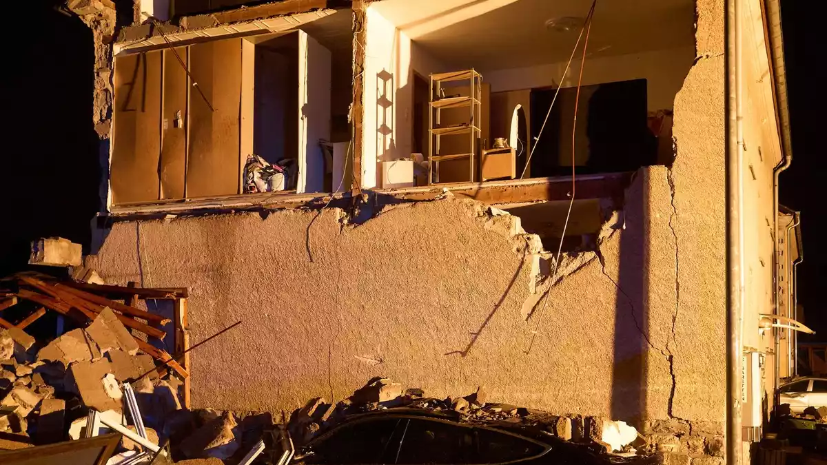 Zahlreiche Kräfte sind im Einsatz - Bild: Thomas Frey/dpa