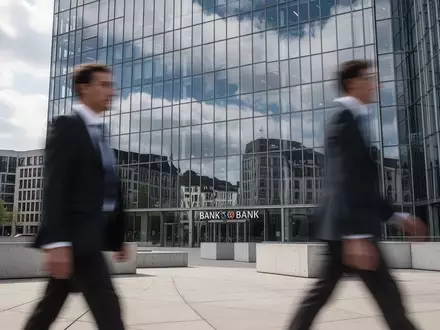 Ein modernes Bürogebäude im Frankfurter Bankenviertel an einem bewölkten Tag, das die aktuelle wirtschaftliche Lage symbolisiert. - Foto: über boerse-global.de