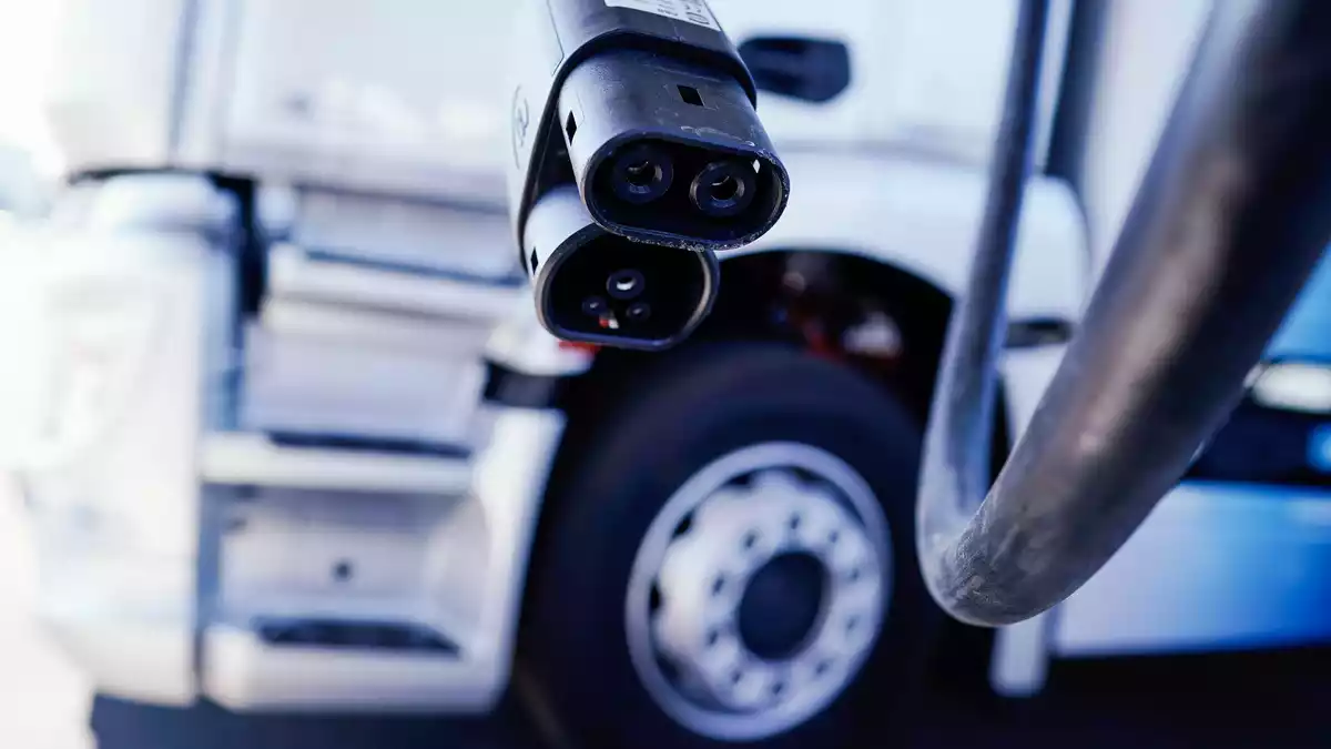 Die weltweiten Verkäufe von E-Lkw und -Bussen sind 2025 um 86 Prozent gestiegen. (Symbolbild) - Bild: Uwe Anspach/dpa