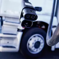 Die weltweiten Verkäufe von E-Lkw und -Bussen sind 2025 um 86 Prozent gestiegen. (Symbolbild) - Foto: Uwe Anspach/dpa