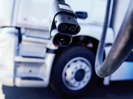 Die weltweiten Verkäufe von E-Lkw und -Bussen sind 2025 um 86 Prozent gestiegen. (Symbolbild) - Foto: Uwe Anspach/dpa
