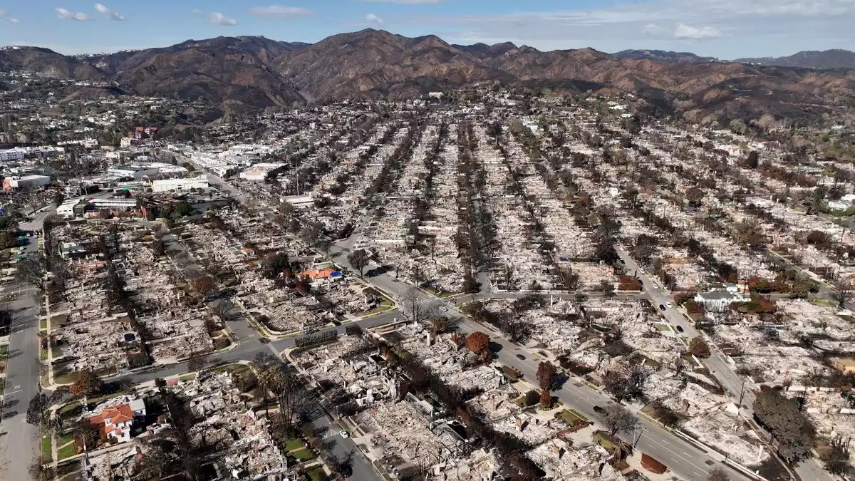 Im Januar 2025 hatten verheerende Brände ganze Viertel von Los Angeles verwüstet. (Archivbild) - Bild: Jae C. Hong/AP/dpa
