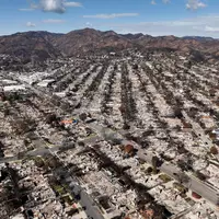Im Januar 2025 hatten verheerende Brände ganze Viertel von Los Angeles verwüstet. (Archivbild) - Foto: Jae C. Hong/AP/dpa