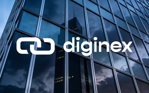 Abstraktes, professionelles Bild eines modernen Bürogebäudes unter einem stürmischen Himmel, das finanzielle Volatilität symbolisiert. - Foto: über boerse-global.de