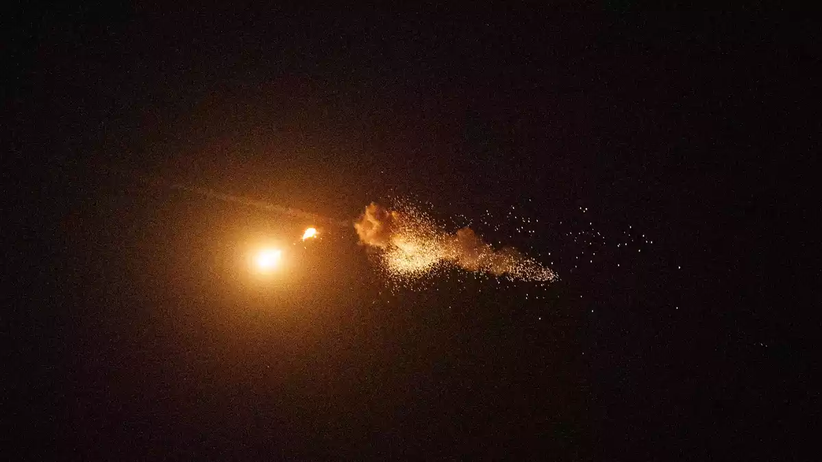 Russland überzieht die Ukraine seit knapp viereinhalb Jahren mit einem zerstörerischen Angriffskrieg. (Archivbild) - Bild: Evgeniy Maloletka/AP/dpa