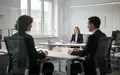 Ein minimalistisch gestaltetes Büro in einem Jobcenter mit Schreibtisch und Stühlen in einer sachlichen Arbeitsatmosphäre. - Foto: über boerse-global.de