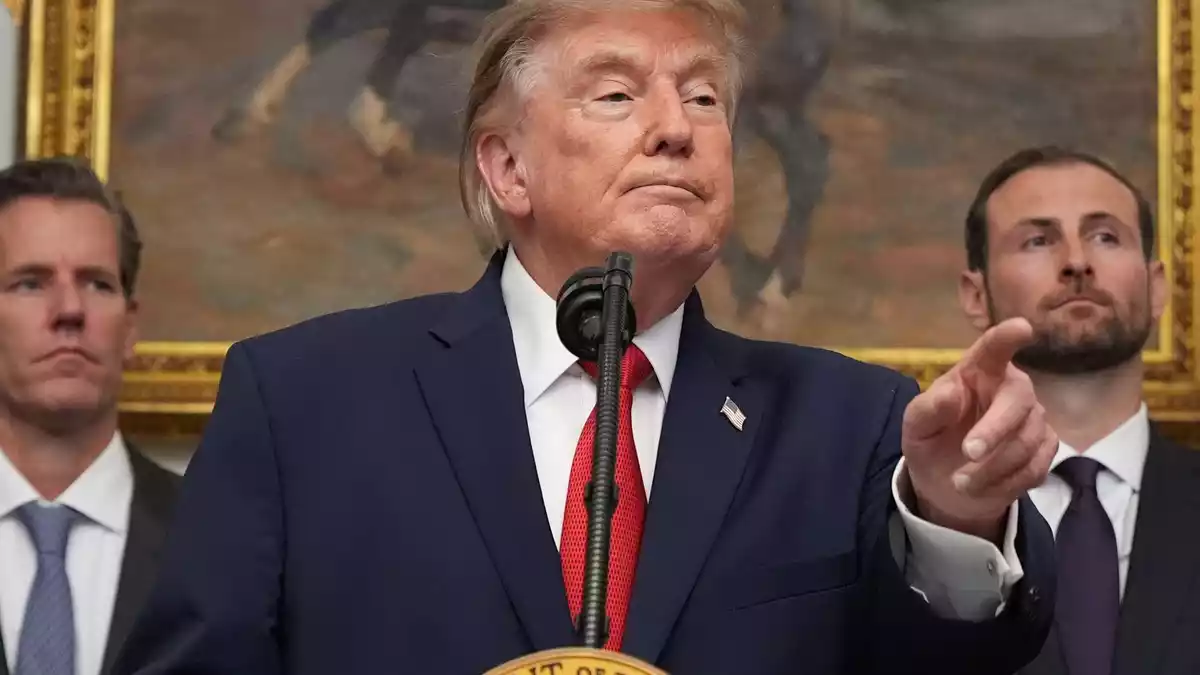 Trump droht dem Iran mit einem Wirtschaftskrieg gegen den Iran an. - Bild: Jacquelyn Martin/AP/dpa