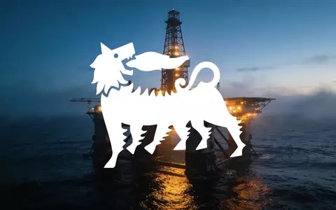 Offshore-Ölplattform bei Dämmerung mit reflektierenden Lichtern auf dem Meer. - Foto: über boerse-global.de