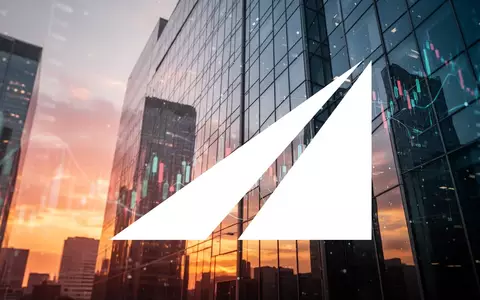 Moderne Glasfassade eines Bürogebäudes bei Sonnenuntergang als Symbol für den Finanzmarkt - Foto: über boerse-global.de