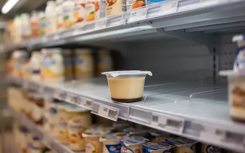 Ein leeres Kühlregal in einem Supermarkt, das auf eine entnommene Warengruppe hinweist. - Foto: über boerse-global.de