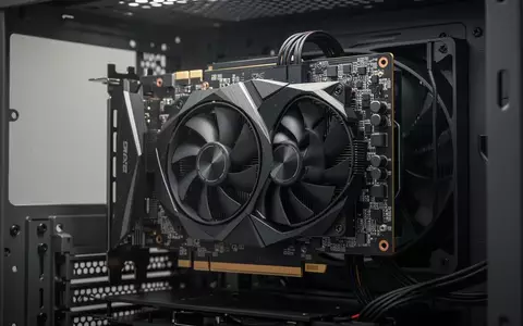 Nahaufnahme einer leistungsstarken Grafikkarte in einem Computergehäuse mit Fokus auf die Hardware-Technik. - Foto: über boerse-global.de