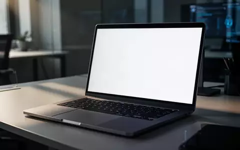 Ein moderner Laptop in einem dezent beleuchteten Büro, der die Atmosphäre einer IT-Sicherheitsumgebung vermittelt. - Foto: über boerse-global.de