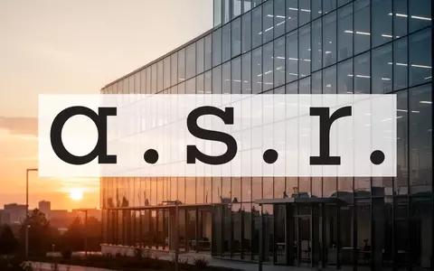 Modernes Bürogebäude bei Sonnenuntergang als Symbol für finanzielles Wachstum und Stabilität in der Versicherungsbranche - Foto: über boerse-global.de