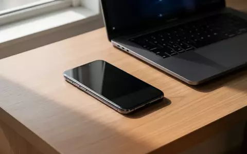 Ein modernes Smartphone und ein Laptop auf einem minimalistischen Schreibtisch bei natürlichem Tageslicht. - Foto: über boerse-global.de