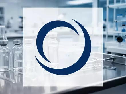 Moderne, sterile Laborumgebung mit Glasfläschchen und Präzisionsinstrumenten in kühlem blau-weißem Licht. - Foto: über boerse-global.de