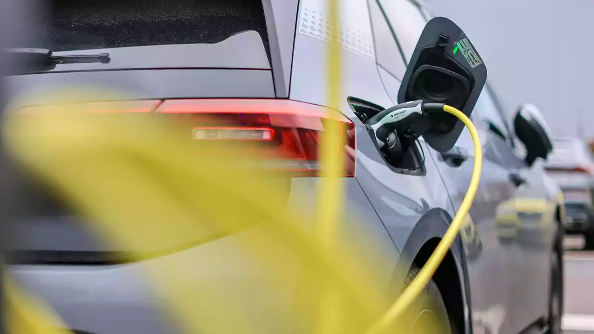 Die Verbraucherzentralen setzen auf mehr günstige E-Autos. (Archivbild)   - Bild: Jan Woitas/dpa