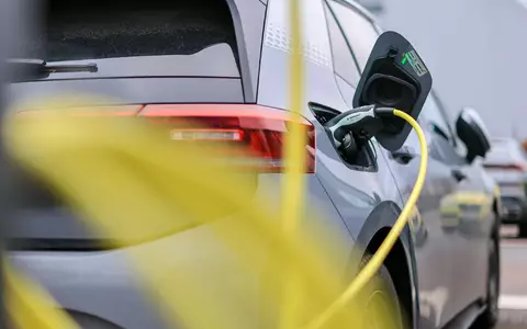 Die Verbraucherzentralen setzen auf mehr günstige E-Autos. (Archivbild)   - Foto: Jan Woitas/dpa