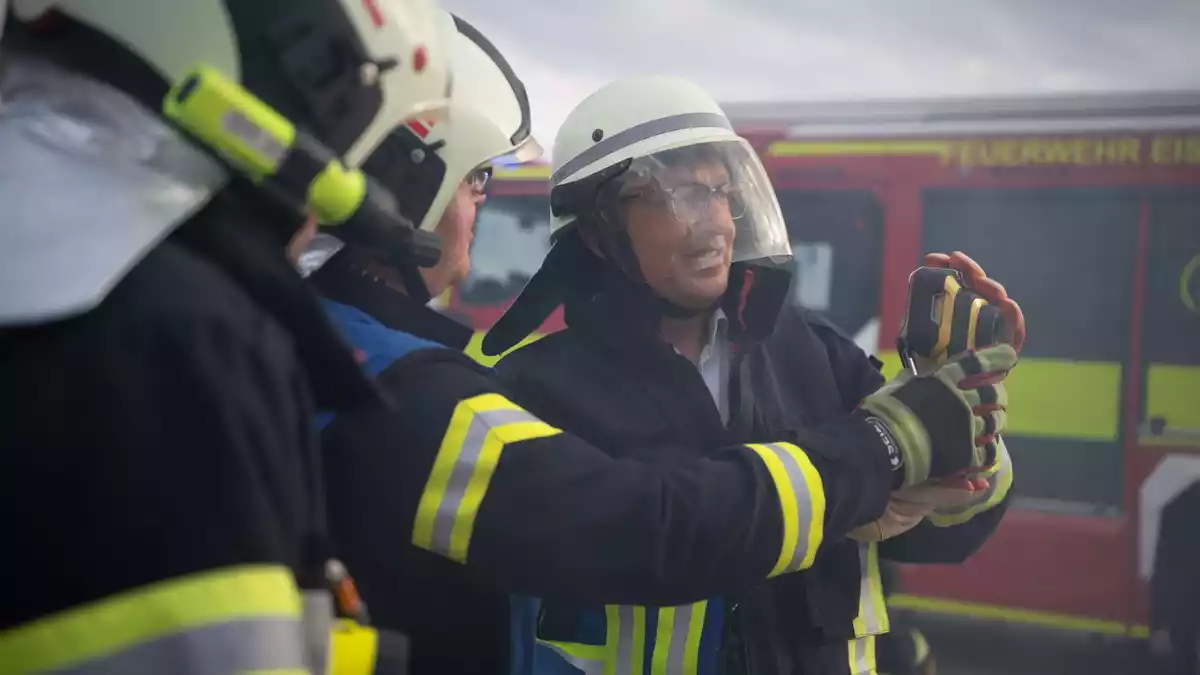 Bundesinnenminister Alexander Dobrindt (CSU) versucht sich als Feuerwehrmann. - Bild: Katharina Kausche/dpa pool/dpa