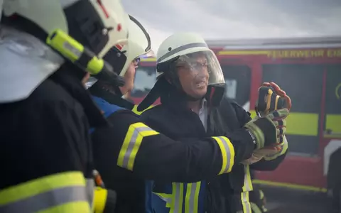 Bundesinnenminister Alexander Dobrindt (CSU) versucht sich als Feuerwehrmann. - Foto: Katharina Kausche/dpa pool/dpa