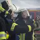 Bundesinnenminister Alexander Dobrindt (CSU) versucht sich als Feuerwehrmann. - Bild: Katharina Kausche/dpa pool/dpa