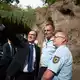 Der Minister kann auch Selfie: Dobrindt posiert mit zwei Beamten der Bundesbereitschaftspolizei. - Bild: Katharina Kausche/dpa pool/dpa