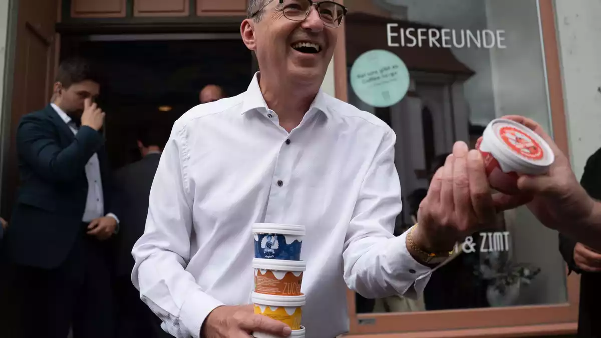 In Eisenach auf dem Marktplatz gibt es Eis. - Bild: Katharina Kausche/dpa pool/dpa