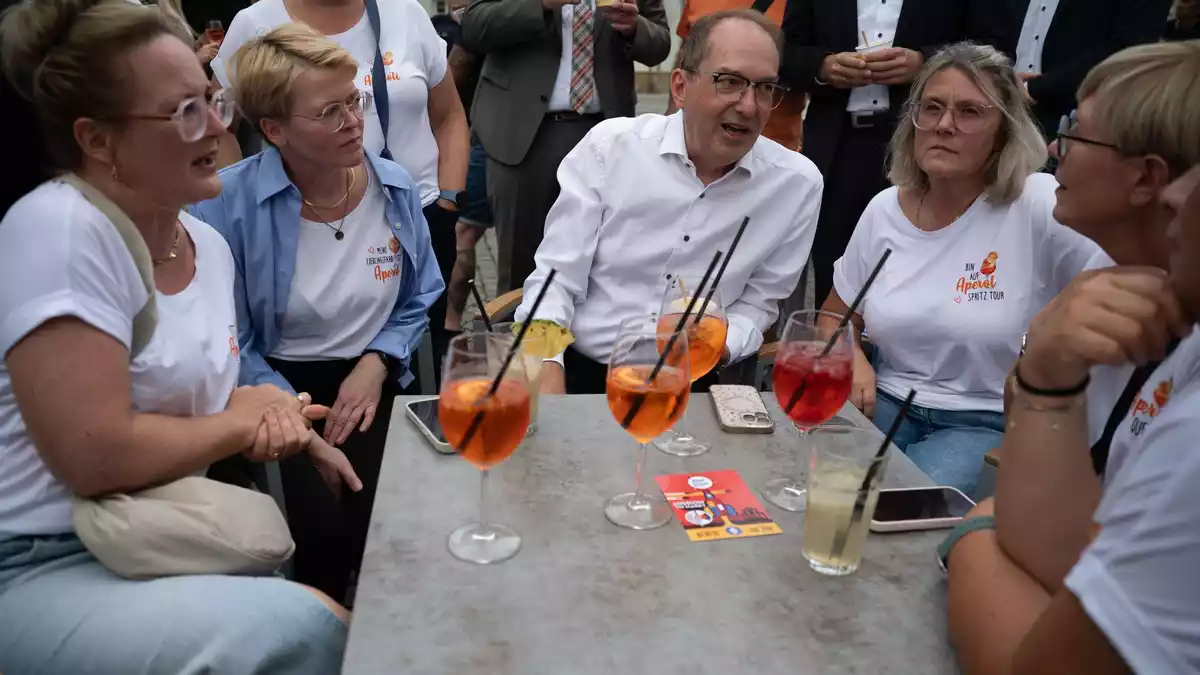 Die Freundinnen, die sich regelmäßig treffen, nehmen Bundesinnenminister Alexander Dobrindt (CSU) in ihre Mitte. - Bild: Katharina Kausche/dpa pool/dpa