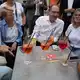 Die Freundinnen, die sich regelmäßig treffen, nehmen Bundesinnenminister Alexander Dobrindt (CSU) in ihre Mitte. - Bild: Katharina Kausche/dpa pool/dpa