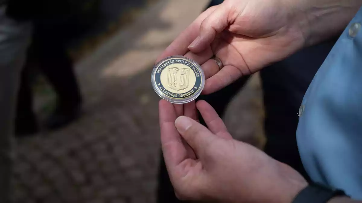 Am ersten Tag seiner Sommertour durch Thüringen und Hessen verteilt Dobrindt mehrere «Coins». - Bild: Katharina Kausche/dpa pool/dpa
