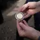 Am ersten Tag seiner Sommertour durch Thüringen und Hessen verteilt Dobrindt mehrere «Coins». - Bild: Katharina Kausche/dpa pool/dpa